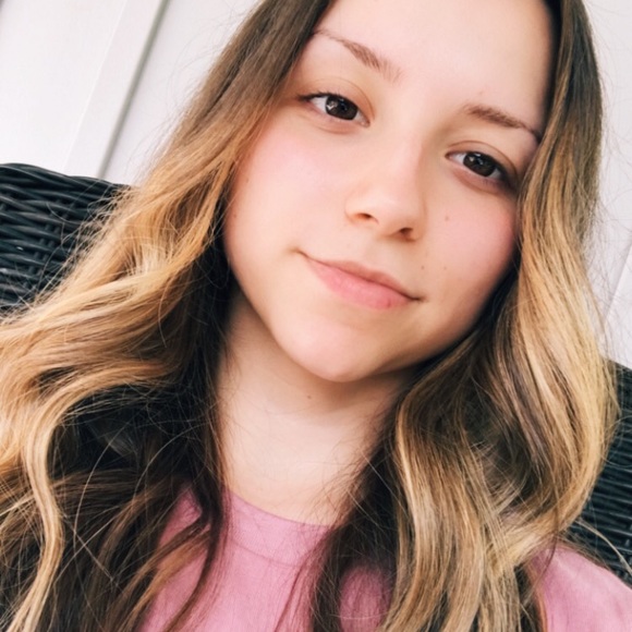 Profile Picture of Amber Everhardt (@aever98) on Poshmark