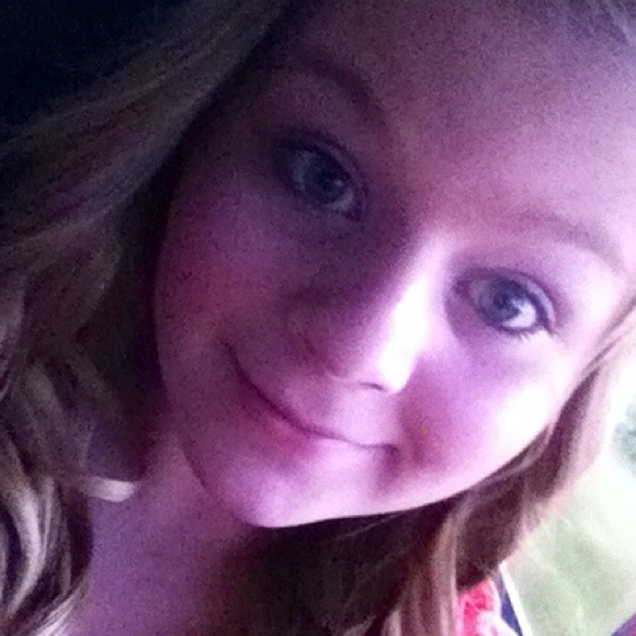 Profile Picture of Jayde Shoemaker (@alexisjayde_99) on Poshmark