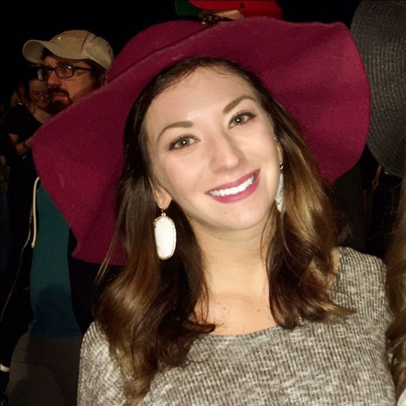 Profile Picture of !!miranda Hickman (@mirandanicholee) on Poshmark