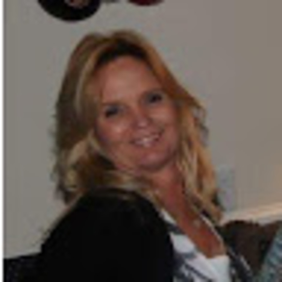 Profile Picture of Annette Peaden (@annettepeaden) on Poshmark