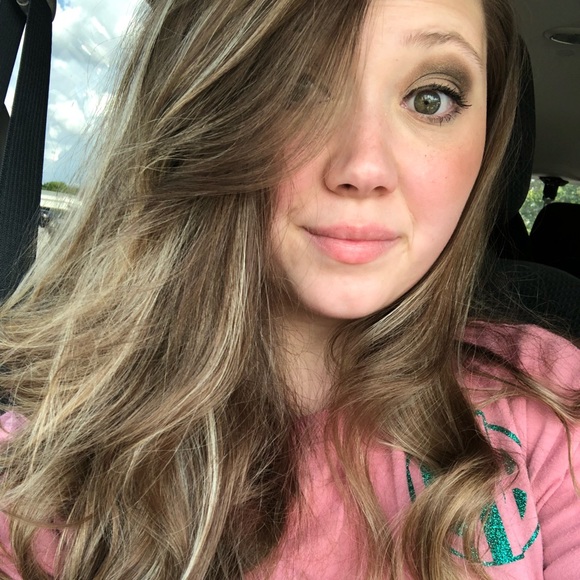 Profile Picture of Lori Heaton (@loriheaton0508) on Poshmark
