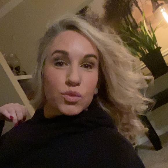 Profile Picture of Melissa Mcglothlen (@mmcglothlen) on Poshmark