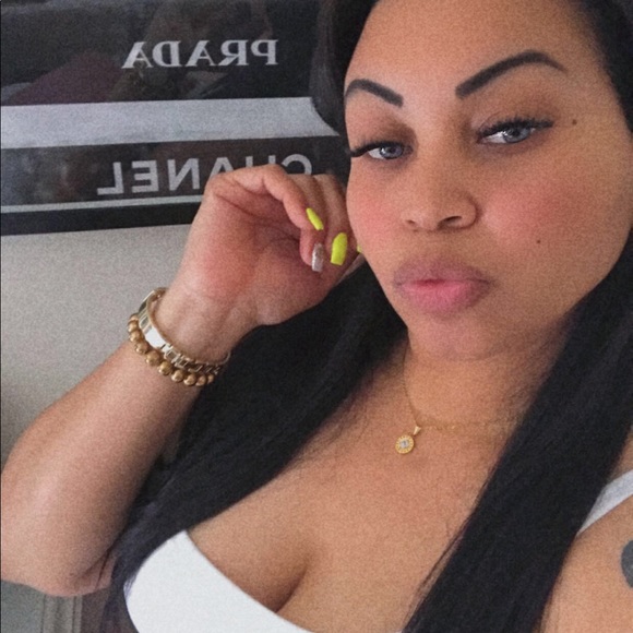 Profile Picture of Alexa Clausset (@alexaclausset) on Poshmark