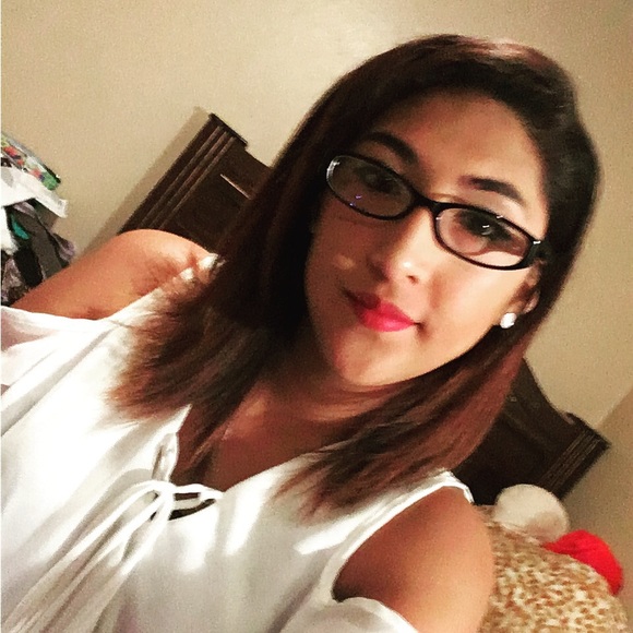 Profile Picture of Emiley Pena (@emiley20) on Poshmark