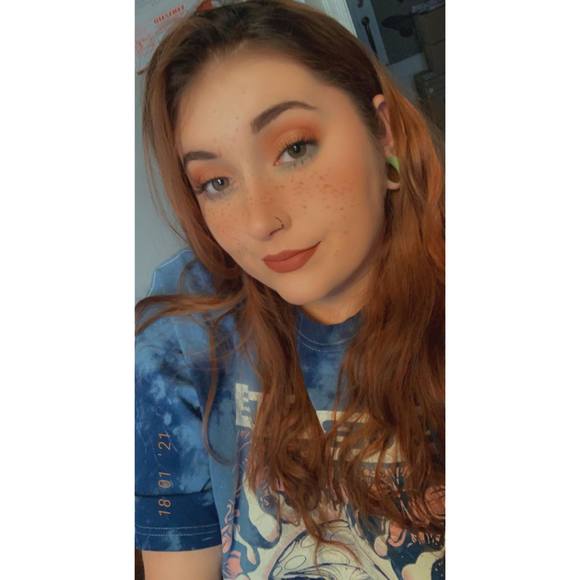 Profile Picture of Julia rose Angus (@j_angus) on Poshmark
