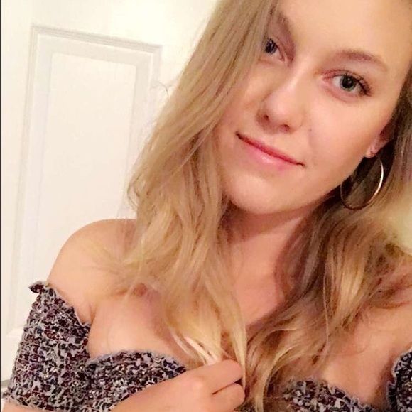 Samantha Sablowski - Poshmark Profile Picture of Samantha Sablowski (@samsablowski) on Poshmark