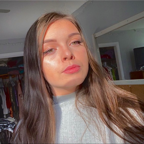 Profile Picture of Amelia Enos (@a_m_e_l_i_a_) on Poshmark