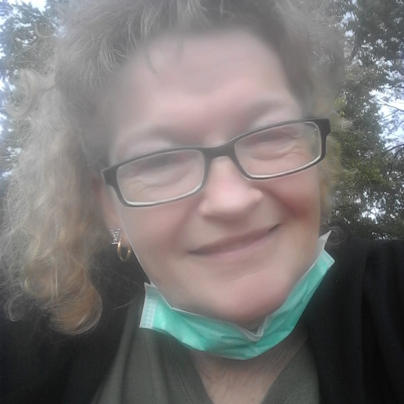 Profile Picture of Lorenia Vires (@loreniavires) on Poshmark