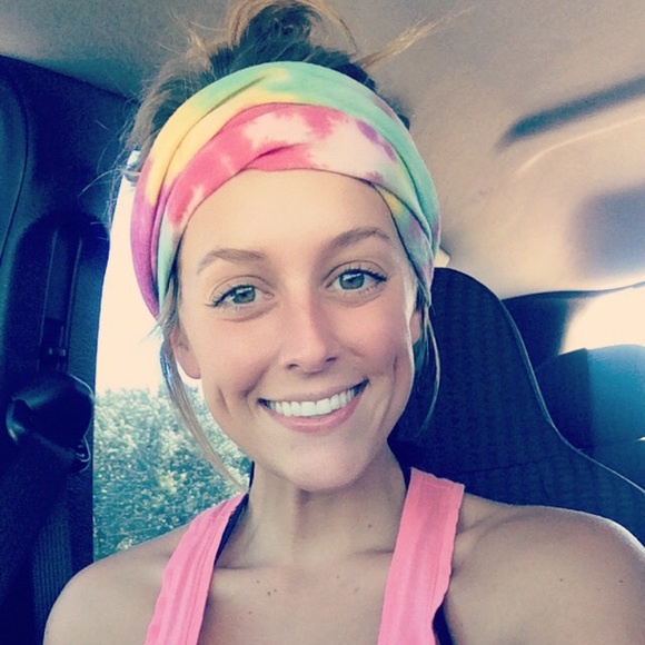 Profile Picture of Amy Holifield (@amyholifield) on Poshmark