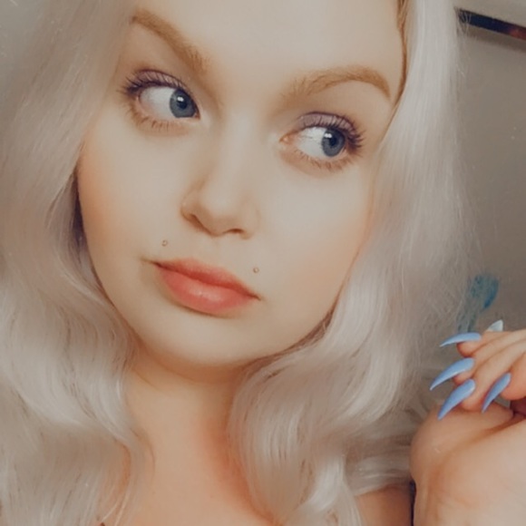 Profile Picture of Crystal Stark (@zombi_babi) on Poshmark