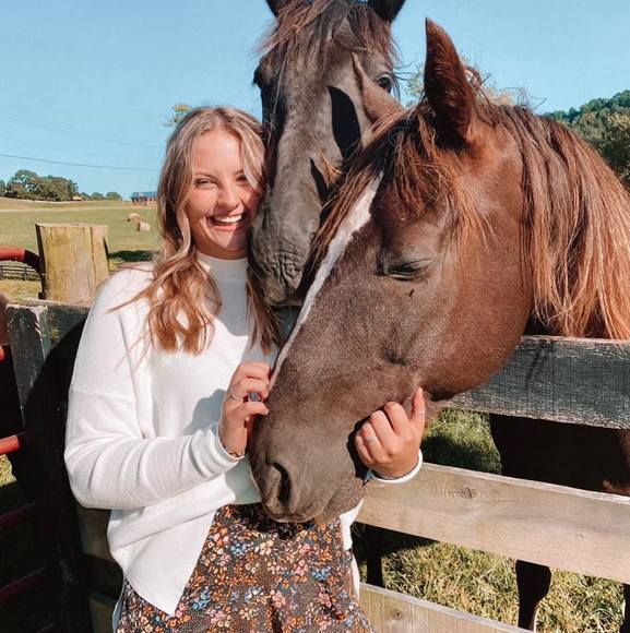 Profile Picture of Liz Piscopink (@lizpiscopink) on Poshmark