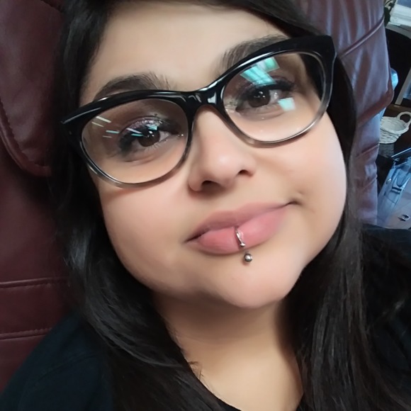 Profile Picture of April Ramsey (@glitterz420) on Poshmark