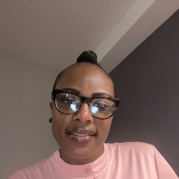 Profile Picture of Renada Heard (@renadaheard) on Poshmark