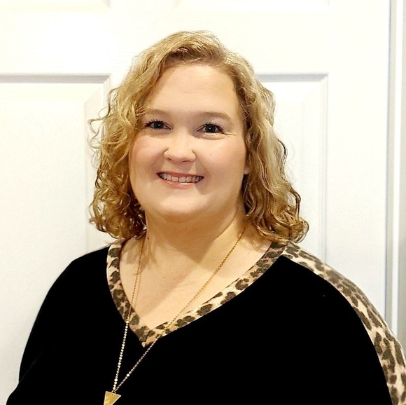 Profile Picture of Christi Pugliese (@pianopraises) on Poshmark