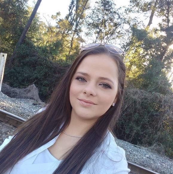 Profile Picture of Amanda Trawick (@amandactrawick) on Poshmark