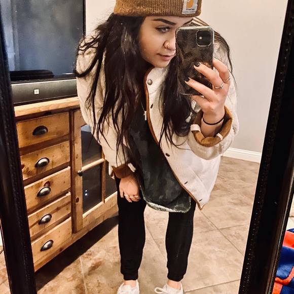 Profile Picture of Lilly Powers (@missslillly) on Poshmark