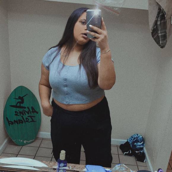 Profile Picture of Emily Fells (@emily_fells) on Poshmark
