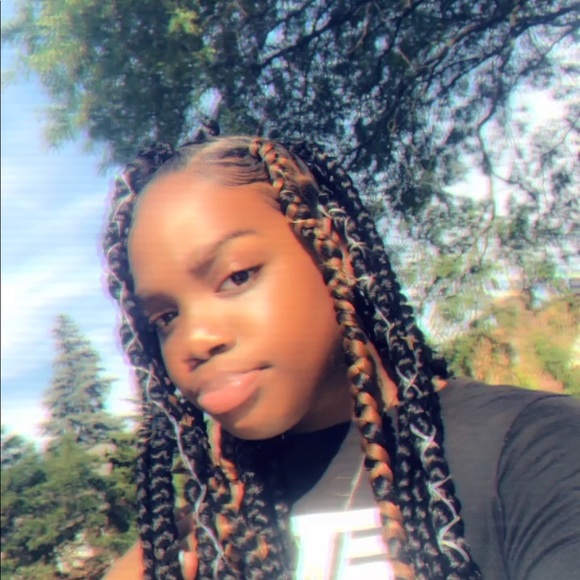 Profile Picture of Danielle Daniels (@bandmandannn) on Poshmark