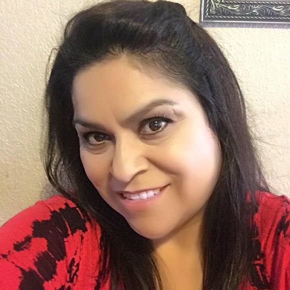 Profile Picture of Luz Morales (@luzmorales20) on Poshmark