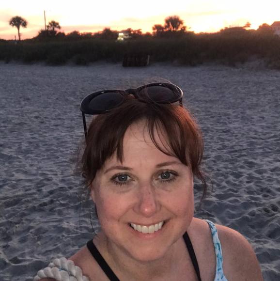 Profile Picture of Lori Rivers (@luvthirtyone) on Poshmark