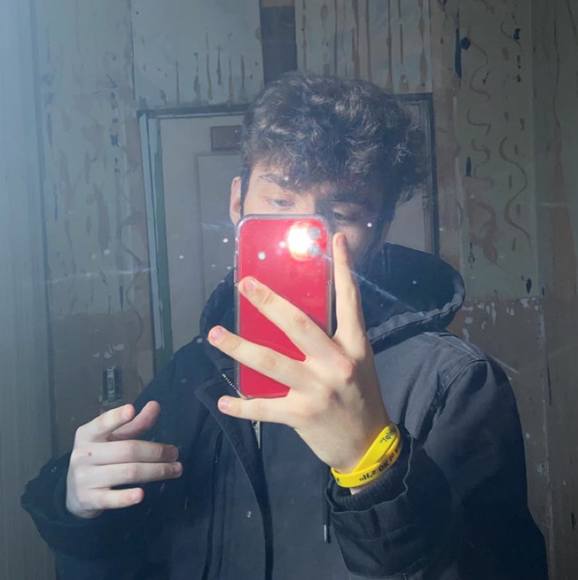 Profile Picture of Connor Mullins (@connor3324) on Poshmark