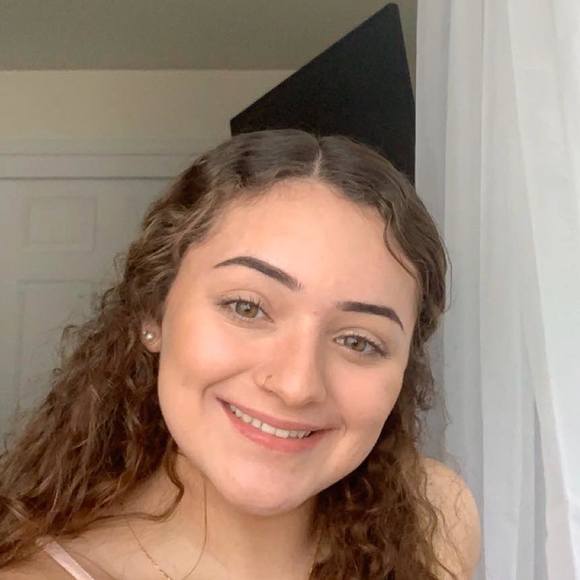 Profile Picture of Chloe Lamb (@chloelamby) on Poshmark