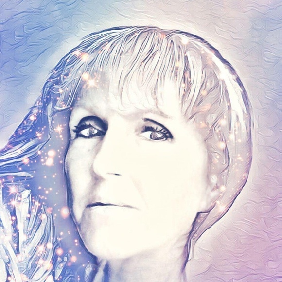 Profile Picture of Pamela Hoss (@pamelahoss) on Poshmark