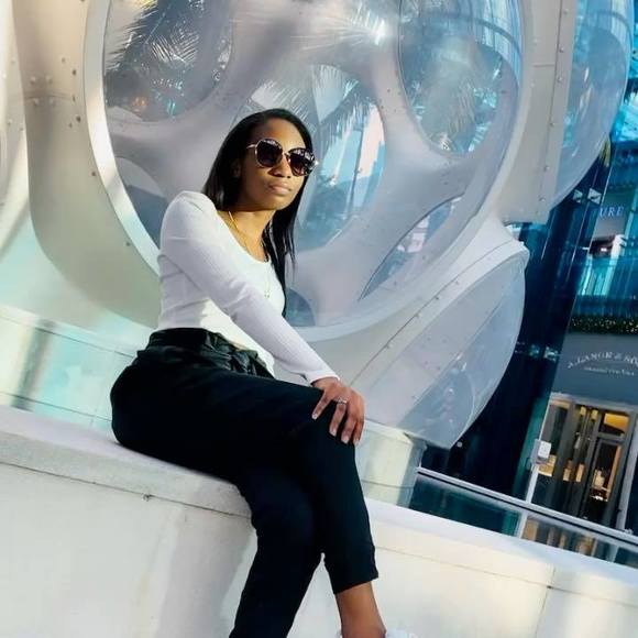 Profile Picture of Amanda Morejon (@mandyyy8) on Poshmark