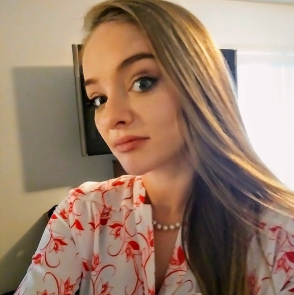 Profile Picture of Kimberly Williamson (@floridapeach260) on Poshmark