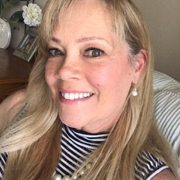 Profile Picture of Lisa Leitlein (@lisa_leit) on Poshmark