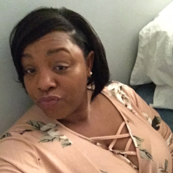 Profile Picture of Lacrisha Bailey (@crebaybe) on Poshmark