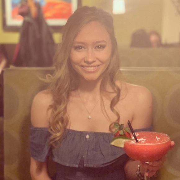 Profile Picture of Alexa Becker (@becke122) on Poshmark