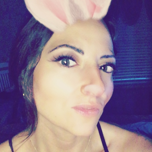 Profile Picture of Melissa Kotsakis (@mkotsakis3) on Poshmark