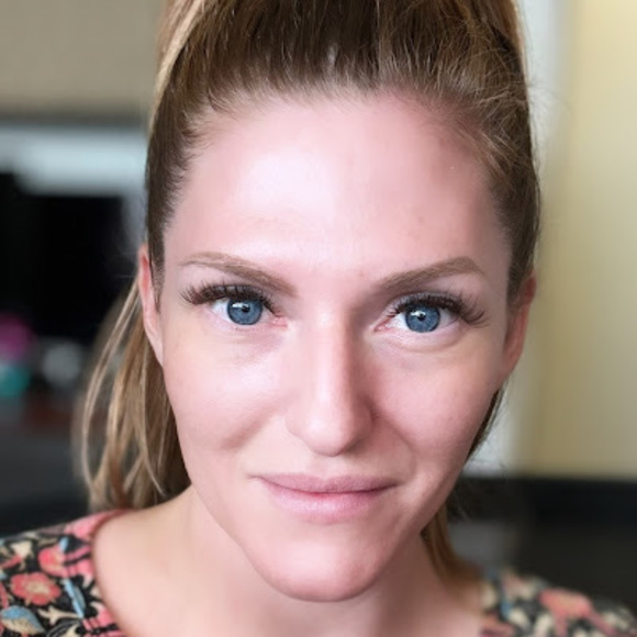 Profile Picture of Elsa Throckmorton (@elsa_leeee) on Poshmark