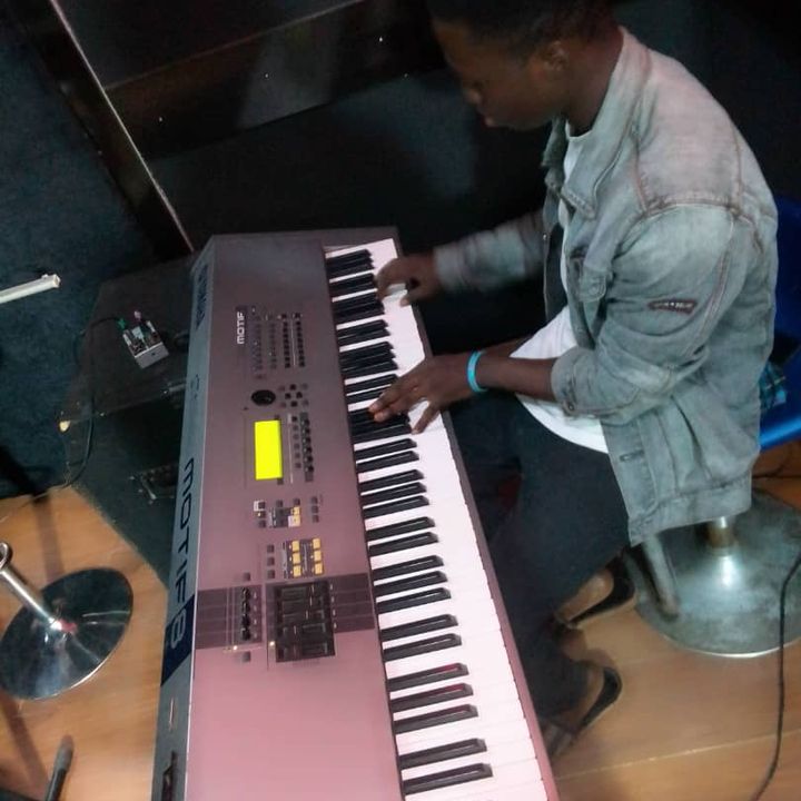 Profile Picture of Peter Akins (@peterkey_strings) on Tiktok