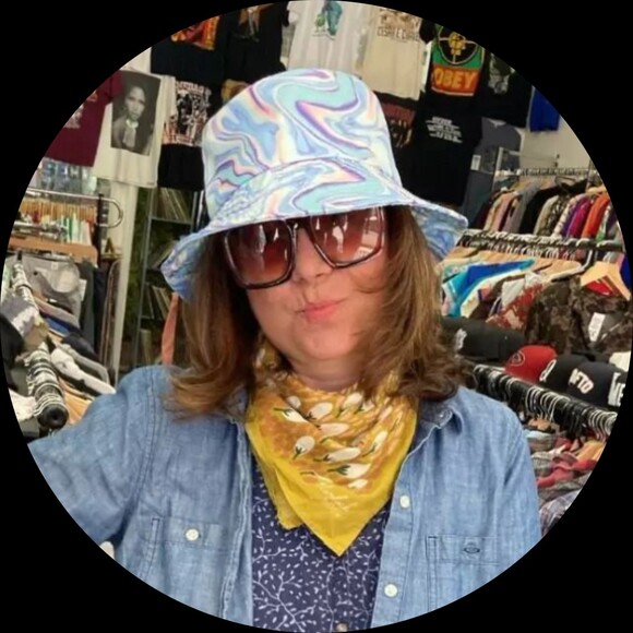 Profile Picture of Moon Ray (@hellomoonray) on Poshmark