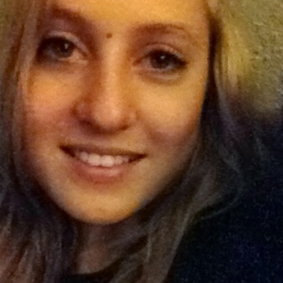 Profile Picture of Ashley Godwin (@ashatogo) on Poshmark