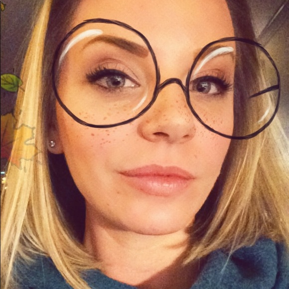 Profile Picture of Kristi Killoren (@kristikilloren) on Poshmark