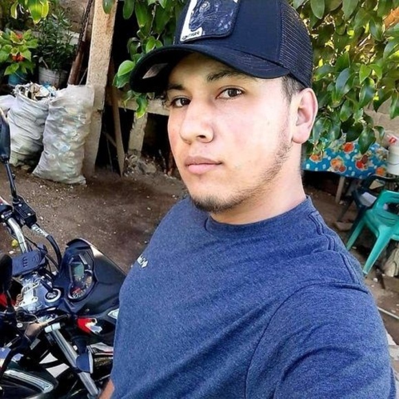 Profile Picture of Raymundo Carreon (@raymundocarreon) on Poshmark