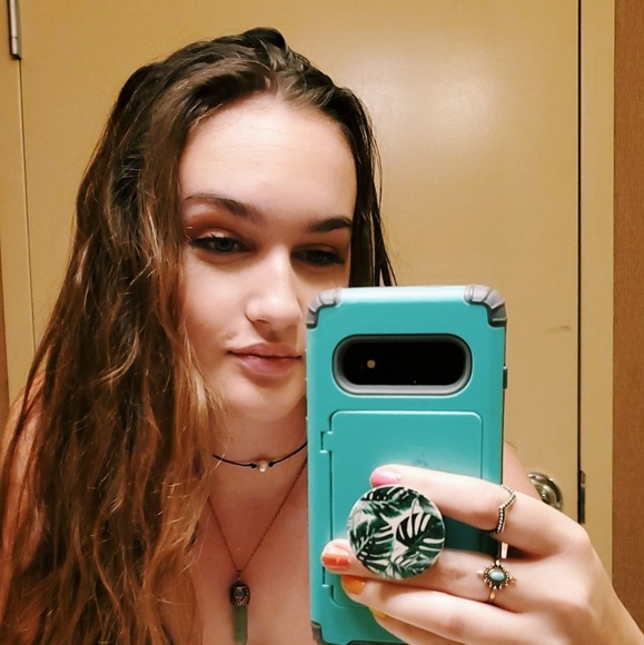 Profile Picture of Hailey Henyan (@aprilhlh) on Poshmark