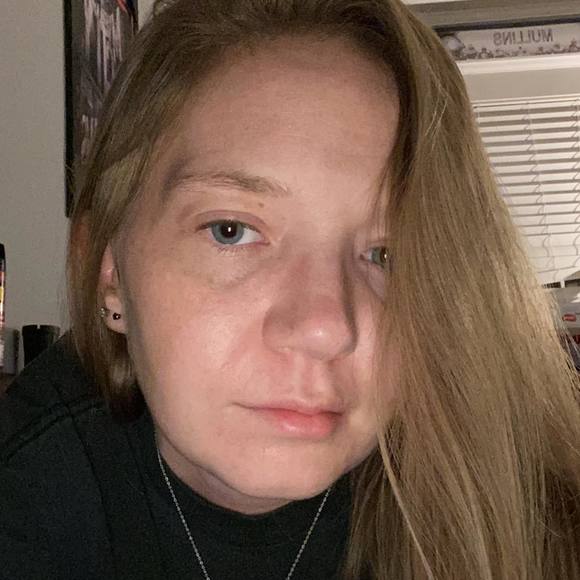 Profile Picture of Bobbie Maxwell (@bobbiemaxwell42) on Poshmark