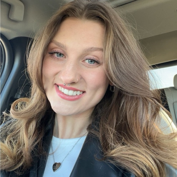 Profile Picture of Megan Hettwer (@hettwermegan) on Poshmark