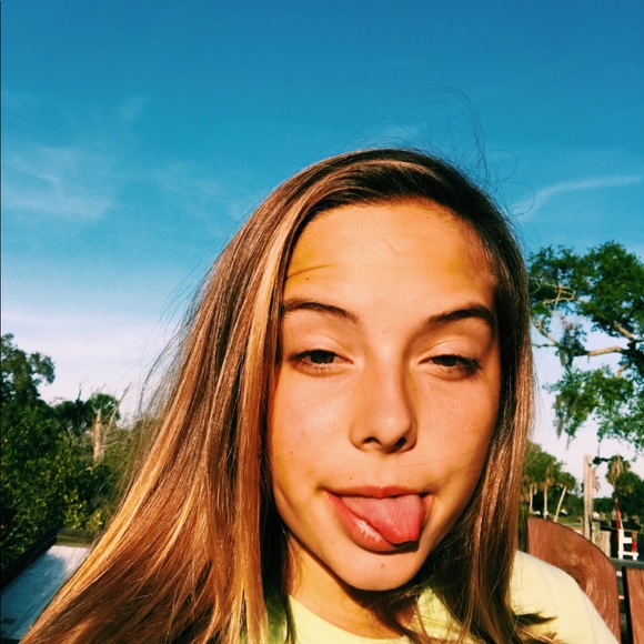 Profile Picture of Ella Vandoren (@ellavandoren) on Poshmark