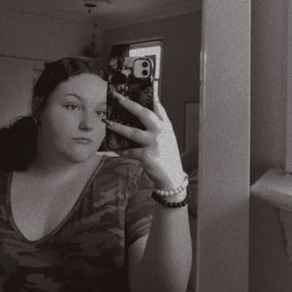 Profile Picture of Tori Lowe (@torielainelowe) on Poshmark