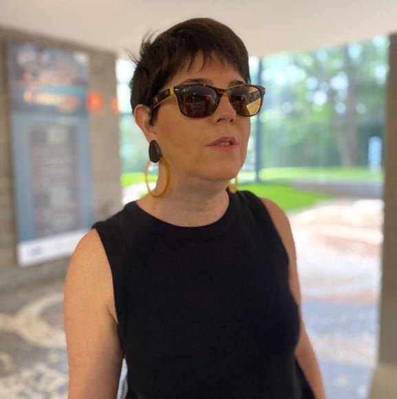 Profile Picture of Vivian Manasse (@vivianmanasse) on Poshmark