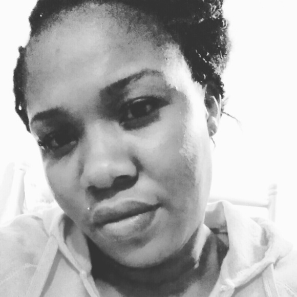 Profile Picture of Lavonne Mandeville (@love3333) on Poshmark