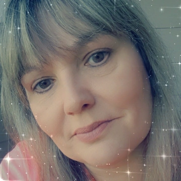 Lisa Petersen - Poshmark Profile Picture of Lisa Petersen (@razorlisa) on Poshmark