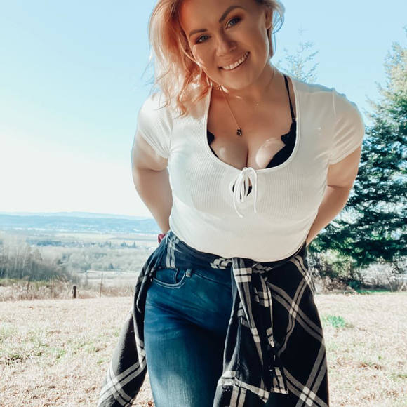 Profile Picture of Katie Estrada (@katiegenic) on Poshmark