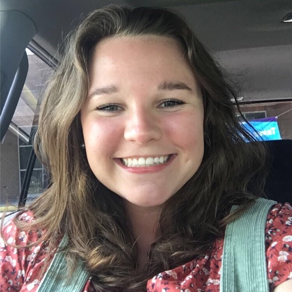 Profile Picture of Jillian Hooper (@jillyroll26) on Poshmark