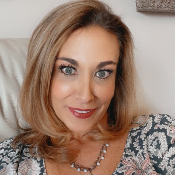 Profile Picture of Theresa Piccone (@tpiccone13) on Poshmark